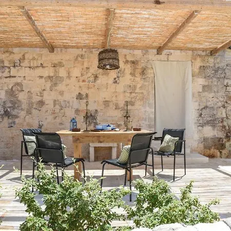 Trulli Almaviva Con Piscina A Sfioro