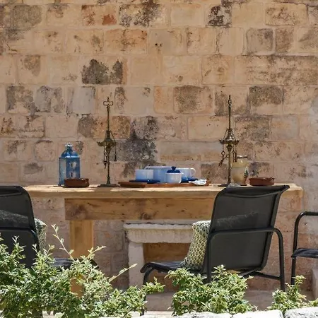 Trulli Almaviva Con Piscina A Sfioro Cisternino